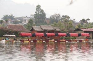 "Perahu naga" di danau floating market